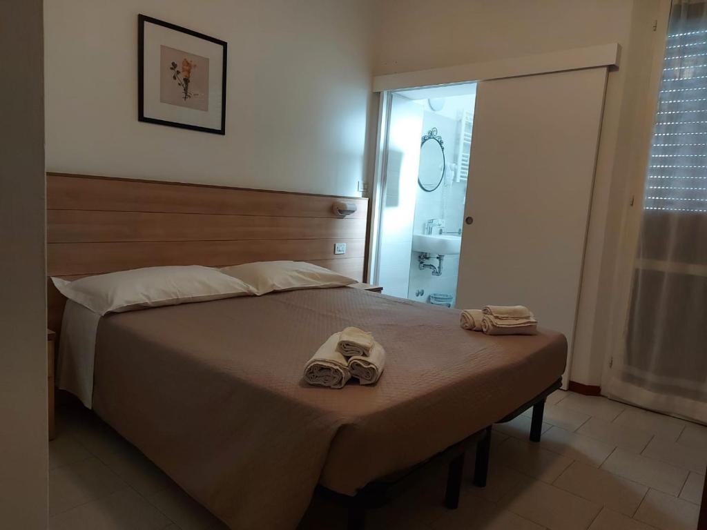 A bed or beds in a room at Hotel Brezza