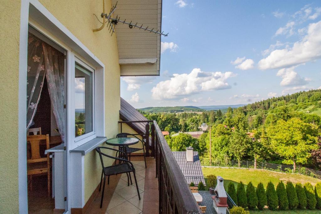 balkon ze stołem i widokiem na góry w obiekcie Bieszczadzkie Wzgórze w mieście Myczków