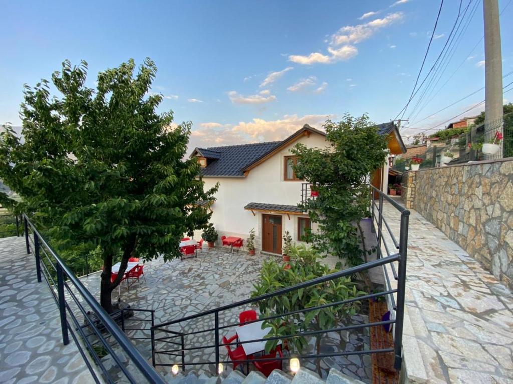 uma vista para uma casa a partir da varanda de uma casa em Bixhaku GuestHouse em Gjirokastër
