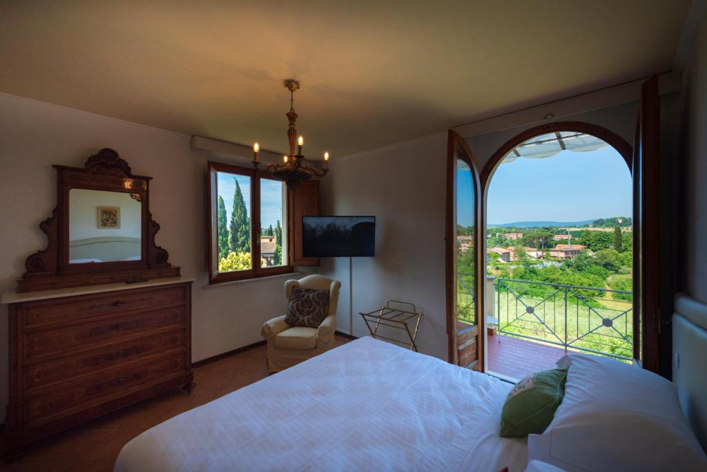 Postel nebo postele na pokoji v ubytování Villa Scacciapensieri Boutique Hotel