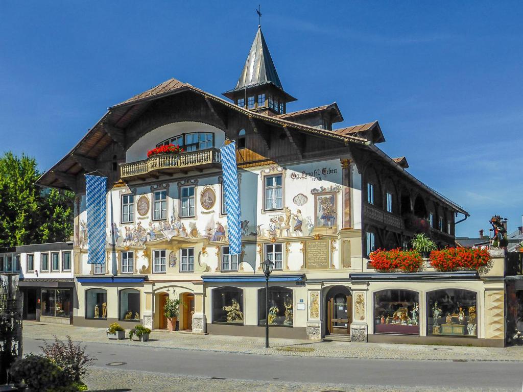 um grande edifício com uma torre em cima em Ferienunterkünfte Beim Posthalter em Oberammergau