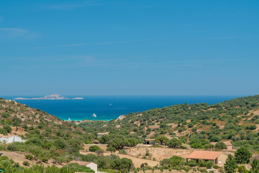 uma vista para o oceano a partir de uma colina em Borgo Alba Barona Turismo Rurale em Golfo Aranci