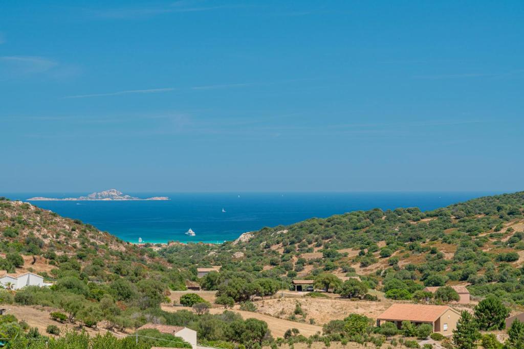 vista sull'oceano da una collina di Borgo Alba Barona Turismo Rurale a Golfo Aranci