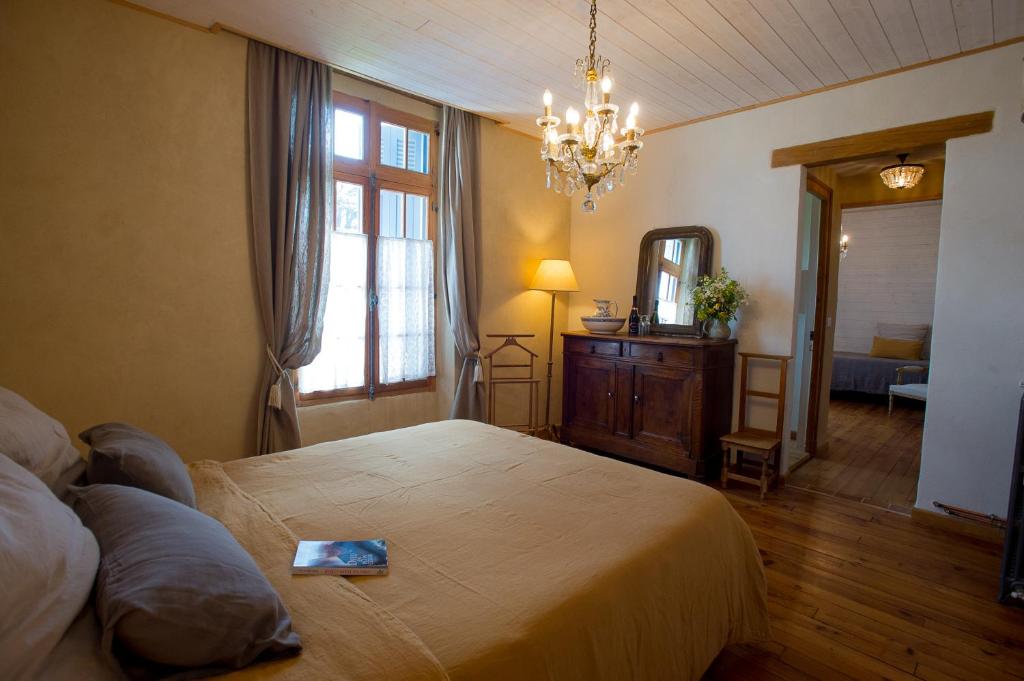 Letto o letti in una camera di Le Rêve d'Aghon Chambres et Restaurant