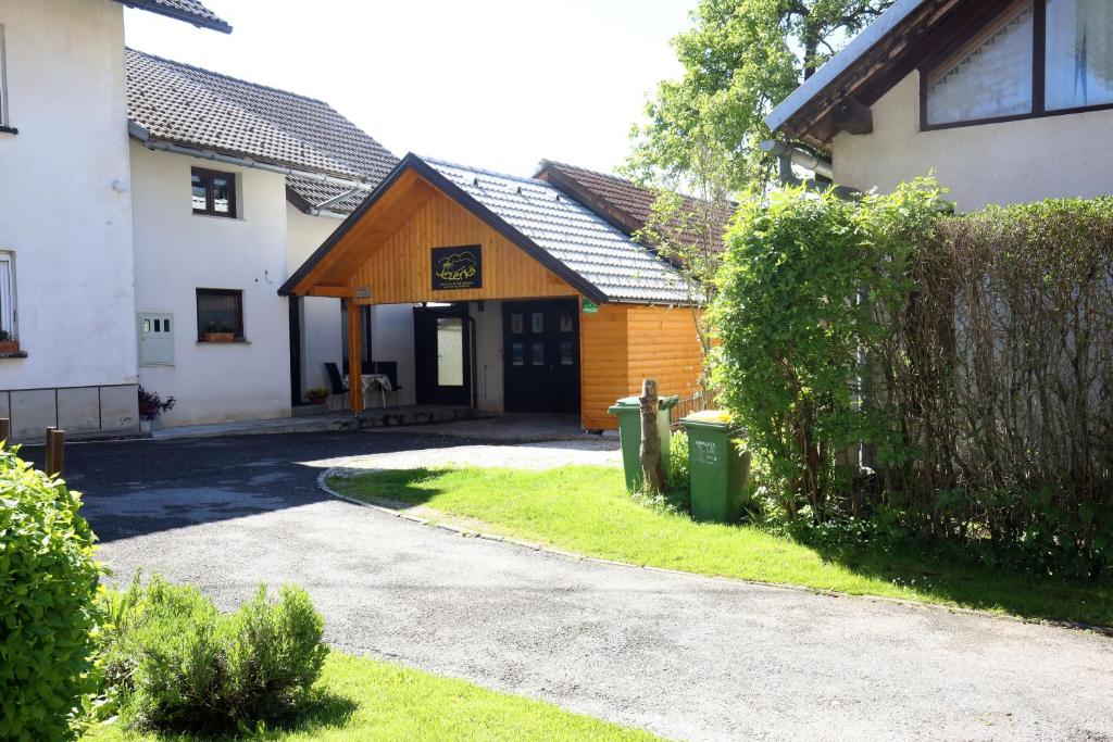 un edificio con un cartel en la parte delantera en Apartment Jezerka en Cerknica