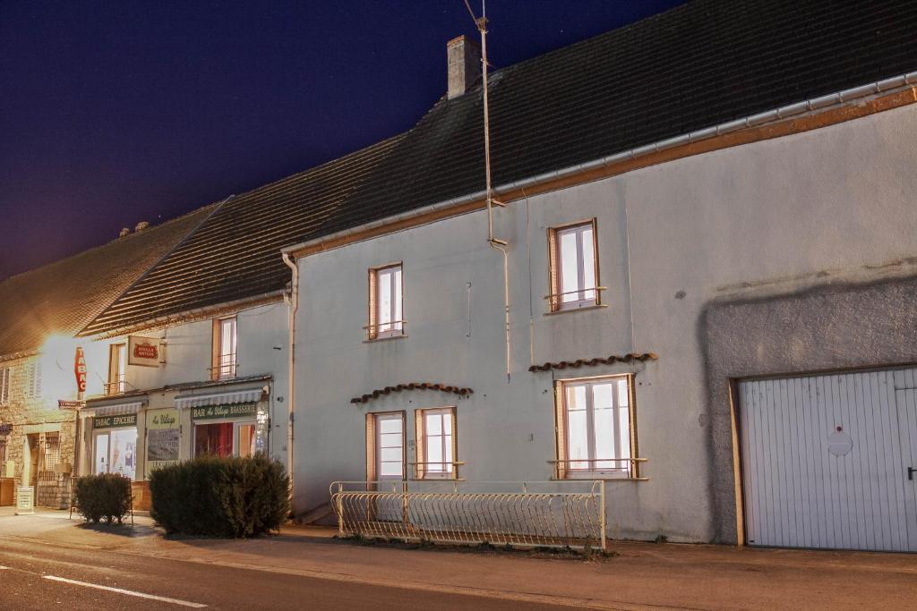 un edificio blanco en una calle por la noche en Le loup qui dort, en Longwy-sur-le-Doubs