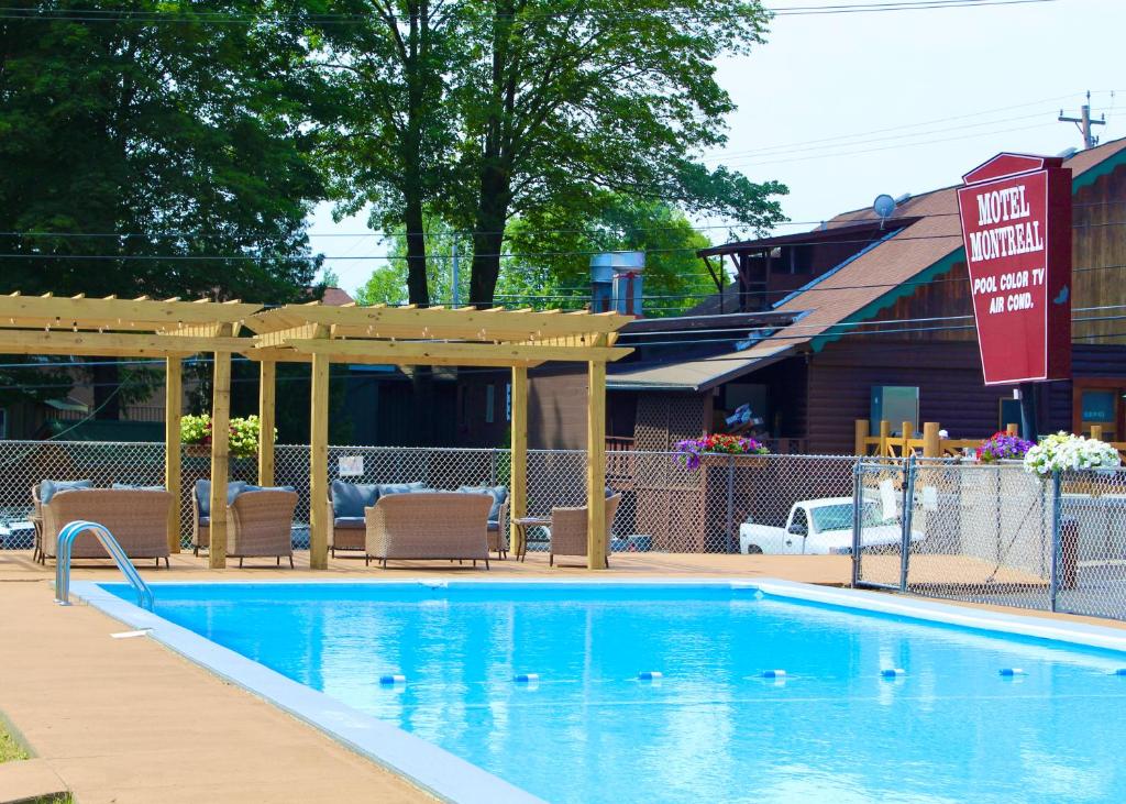 Swimmingpoolen hos eller tæt på Motel Montreal