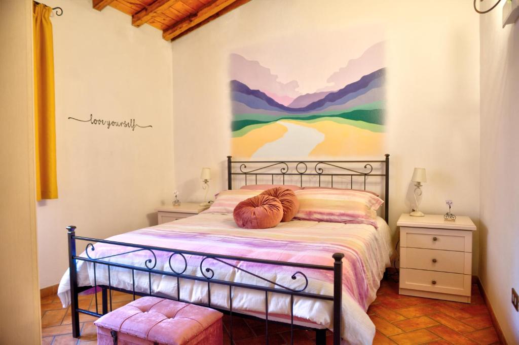 1 dormitorio con 1 cama con una pintura en la pared en Al Corso - Casa Vacanze, en Campagnano di Roma