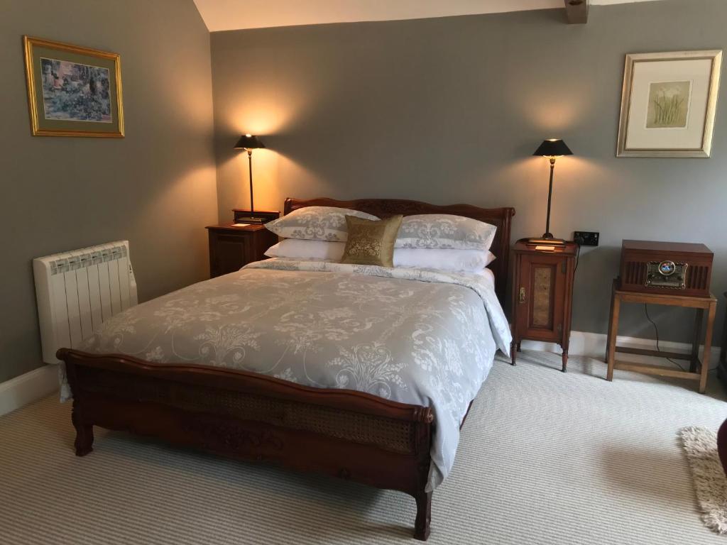 Katil atau katil-katil dalam bilik di The Cheese Room, self-contained cosy retreat in the Quantock Hills