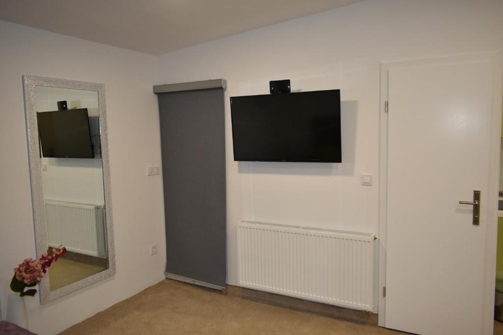 TV a/nebo společenská místnost v ubytování WooW Apartments