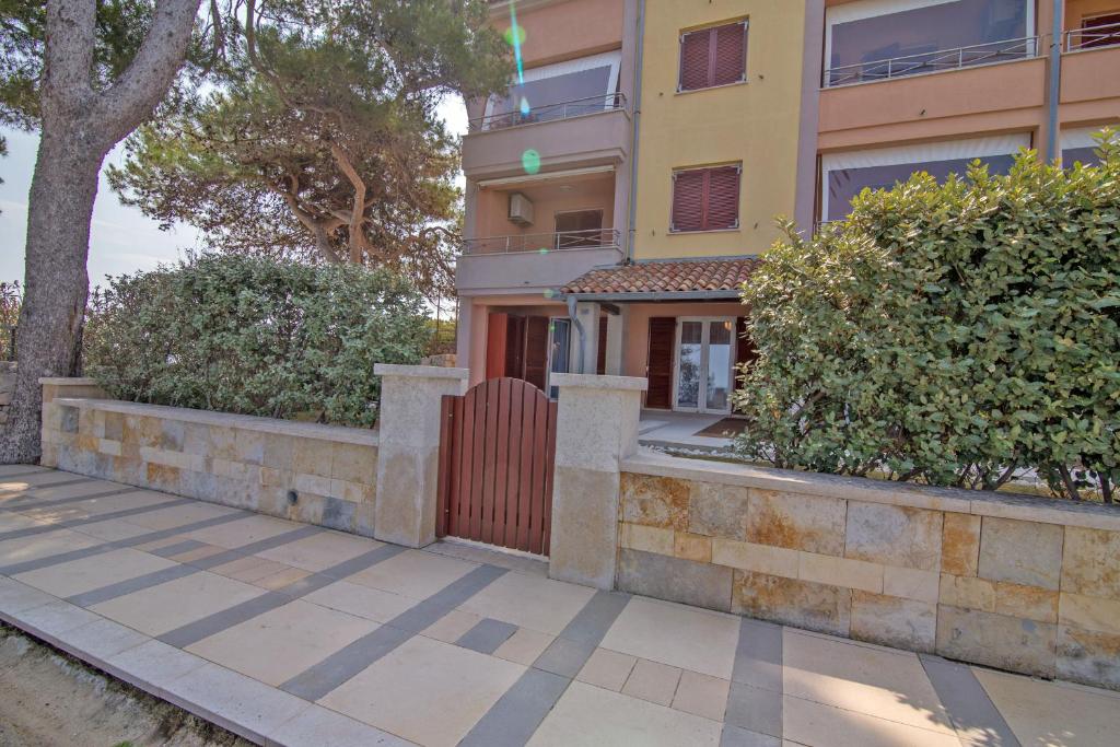 Budova, kde se aparthotel nachází