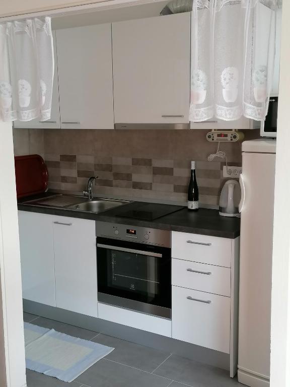 Kuchyň nebo kuchyňský kout v ubytování Apartmani Josip