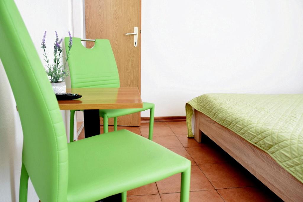 Postel nebo postele na pokoji v ubytování Rooms Vilma close to Rab City