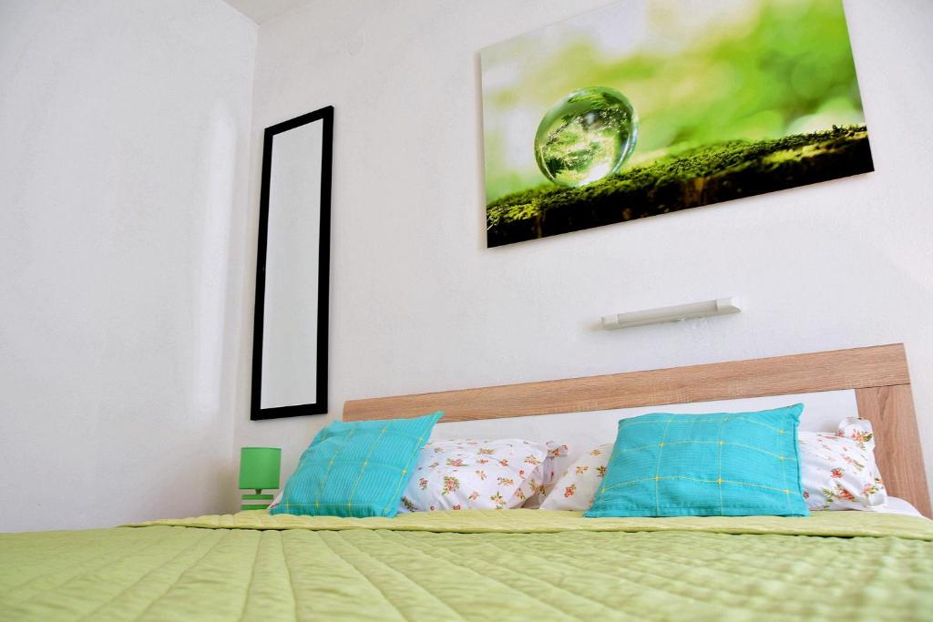 Postel nebo postele na pokoji v ubytování Rooms Vilma close to Rab City