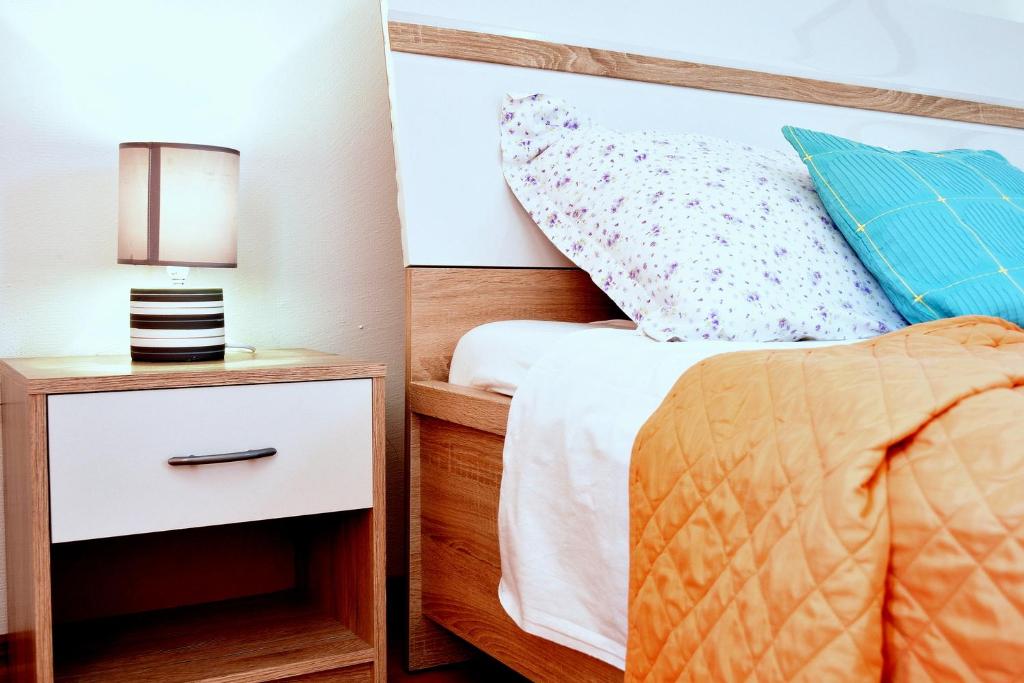 Postel nebo postele na pokoji v ubytování Rooms Vilma close to Rab City