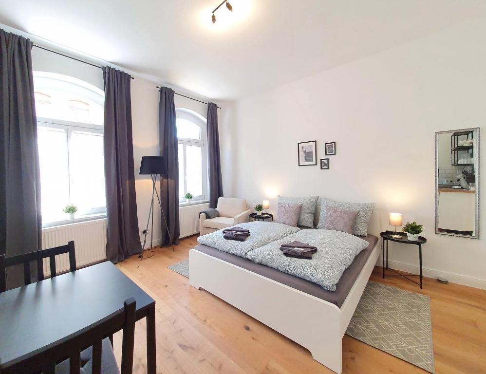 uma sala de estar com um sofá branco e uma mesa em Altstadt-Ferienwohnungen Braunschweig em Braunschweig