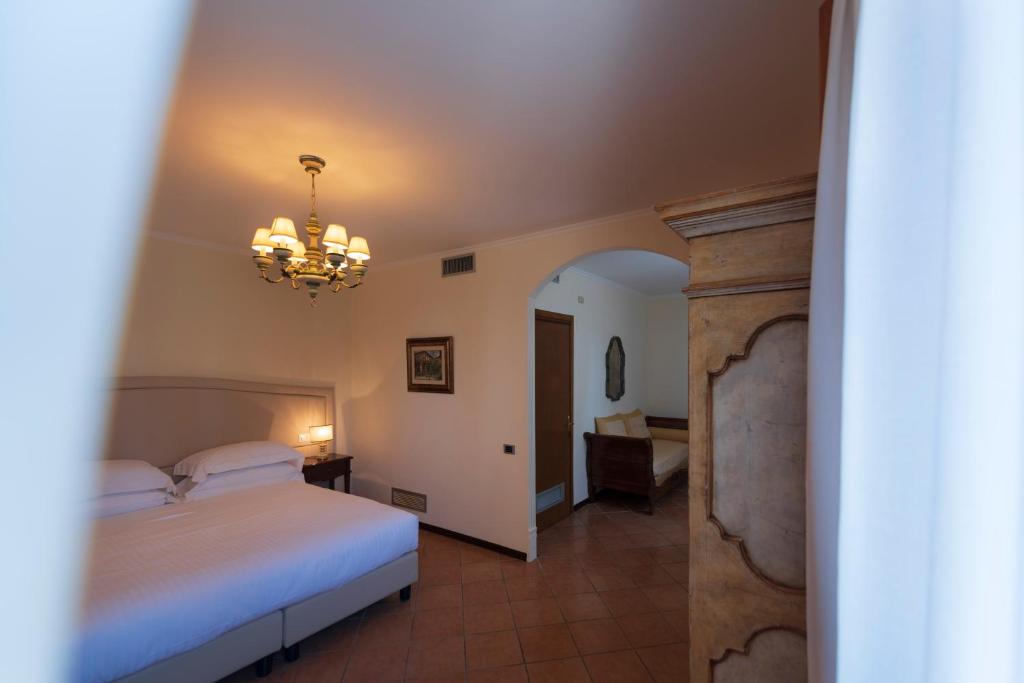 Postel nebo postele na pokoji v ubytování Villa Scacciapensieri Boutique Hotel