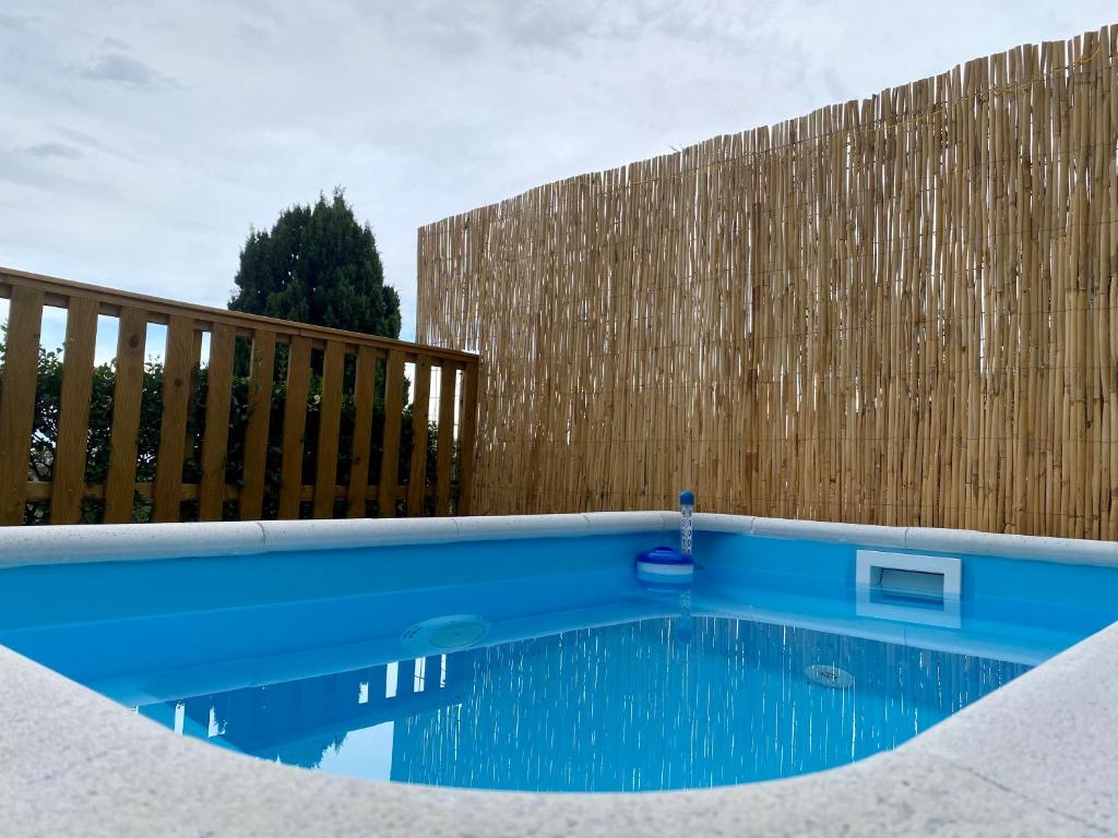 Bazén v ubytování Suite Breeze - Private Heated Pool nebo v jeho okolí