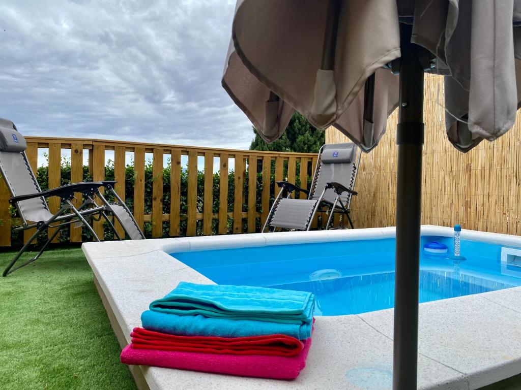 Bazén v ubytování Suite Breeze - Private Heated Pool nebo v jeho okolí