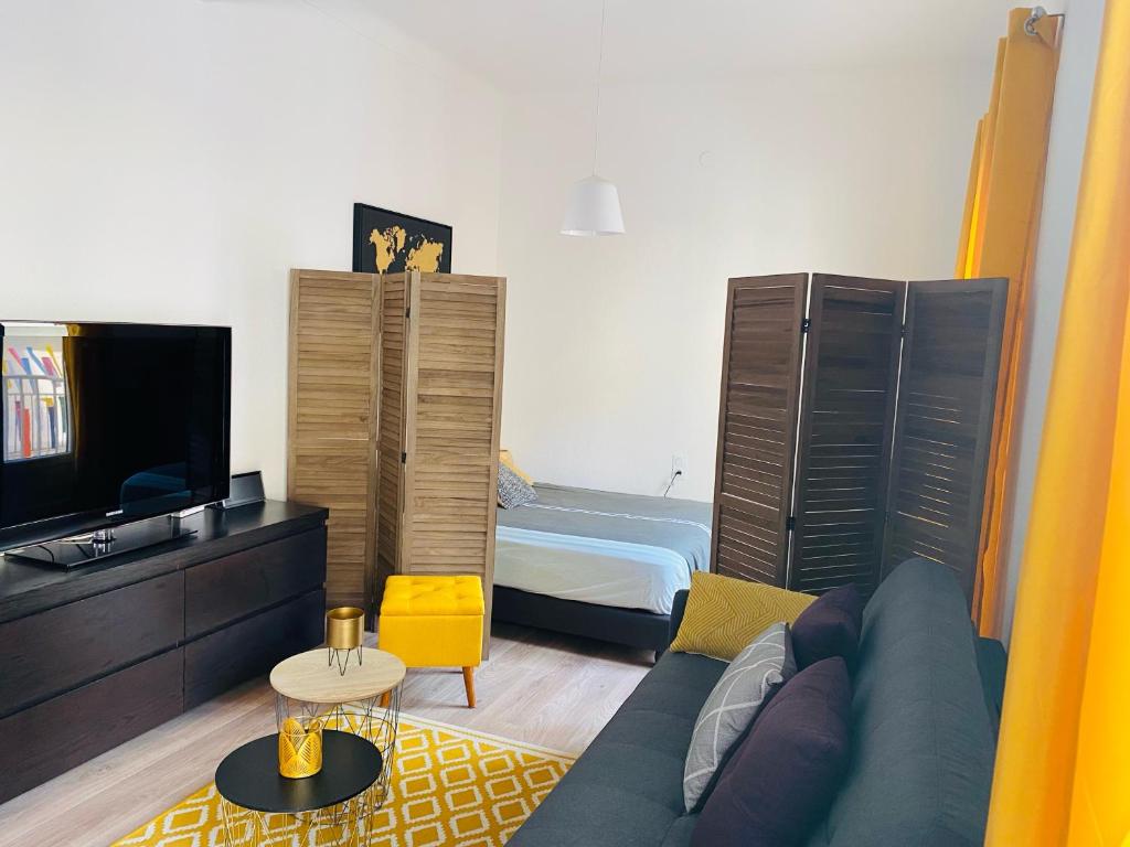 sala de estar con sofá y dormitorio en L'Escale Catalane, 50m de la plage, 36m2, parking, en Canet-en-Roussillon