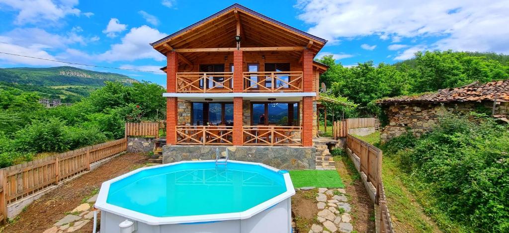 una casa con piscina frente a ella en Villa Eskici, en Staro Myasto