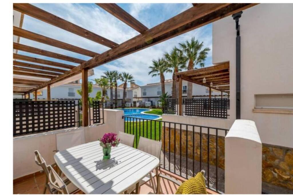 ENCANTADORA CASA CON PISCINA A 5 MIN PLAYA WIFI