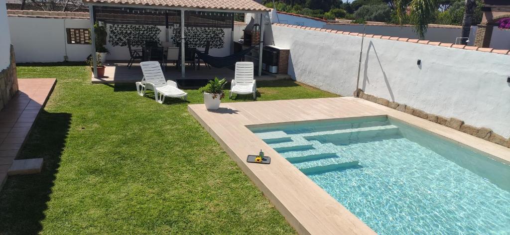 The swimming pool at or close to Chalet Santi Playa de la Barrosa
