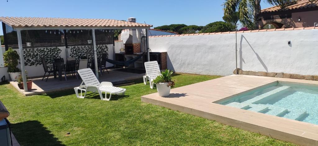 The swimming pool at or close to Chalet Santi Playa de la Barrosa