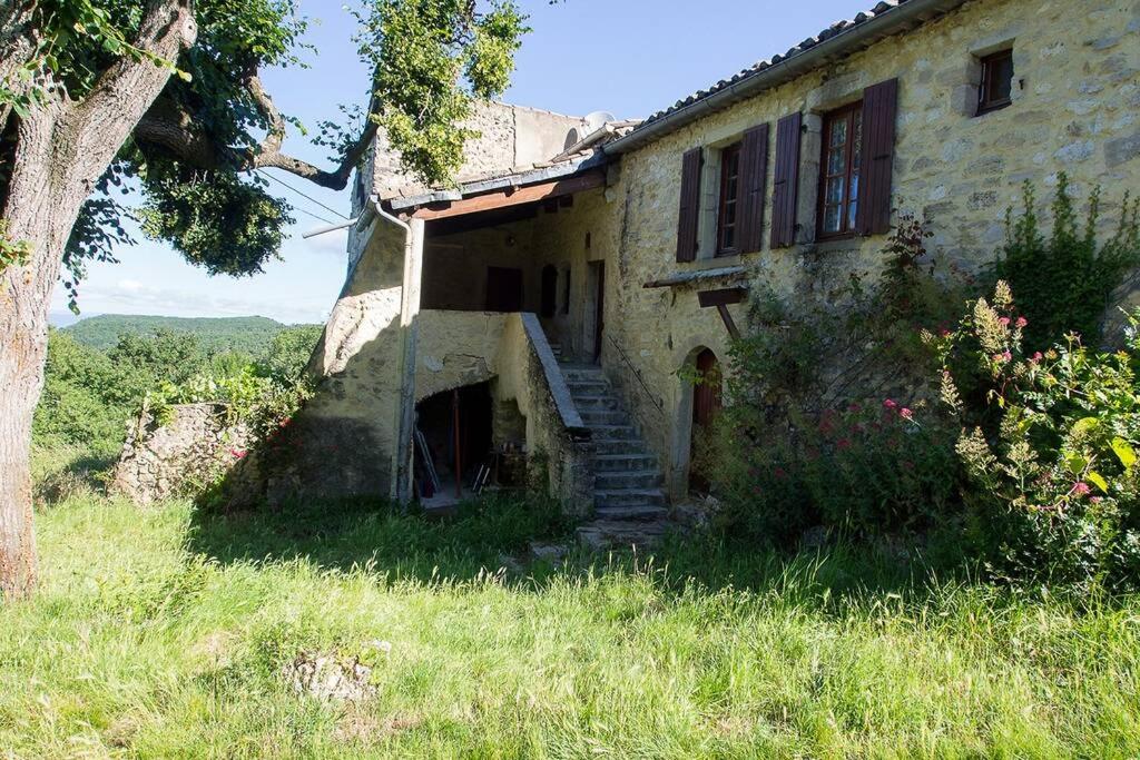 una vieja casa de piedra con escaleras en un campo en Mas provençal isolé en pleine nature, en Montjoyer