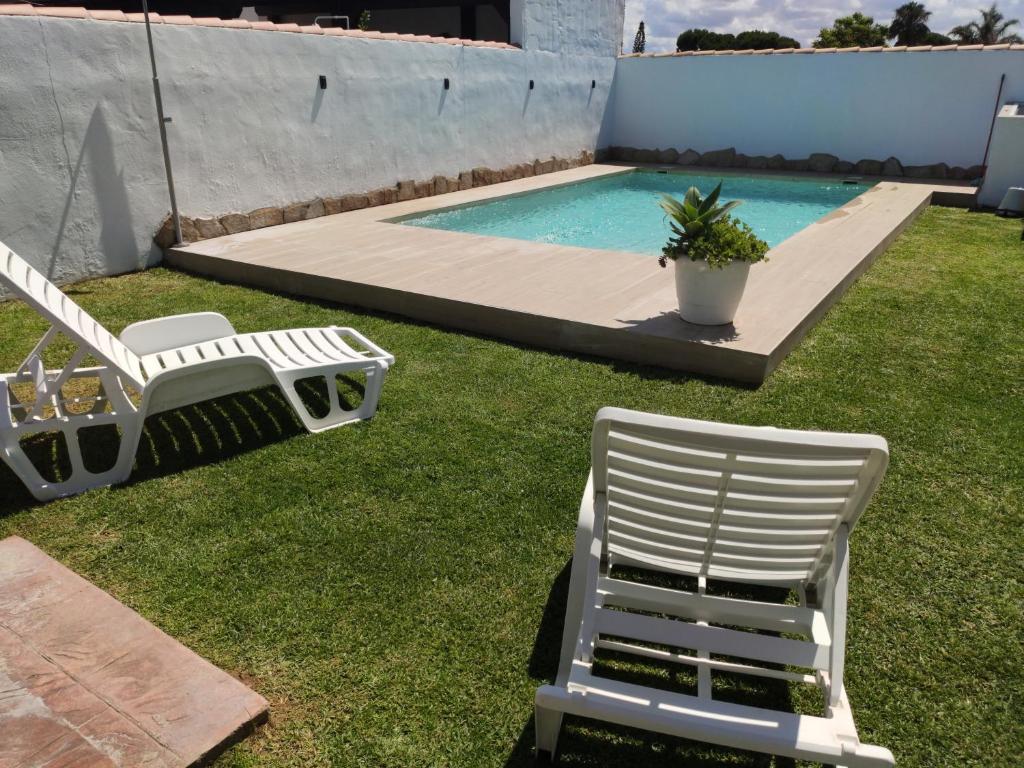 The swimming pool at or close to Chalet Santi Playa de la Barrosa