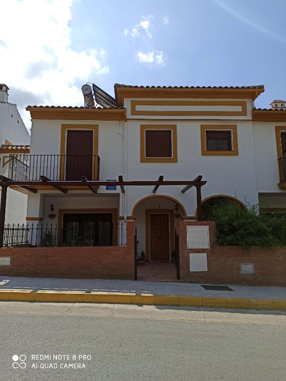 una casa al lado de una calle en Vivienda Domínguez Sánchez en Benaoján