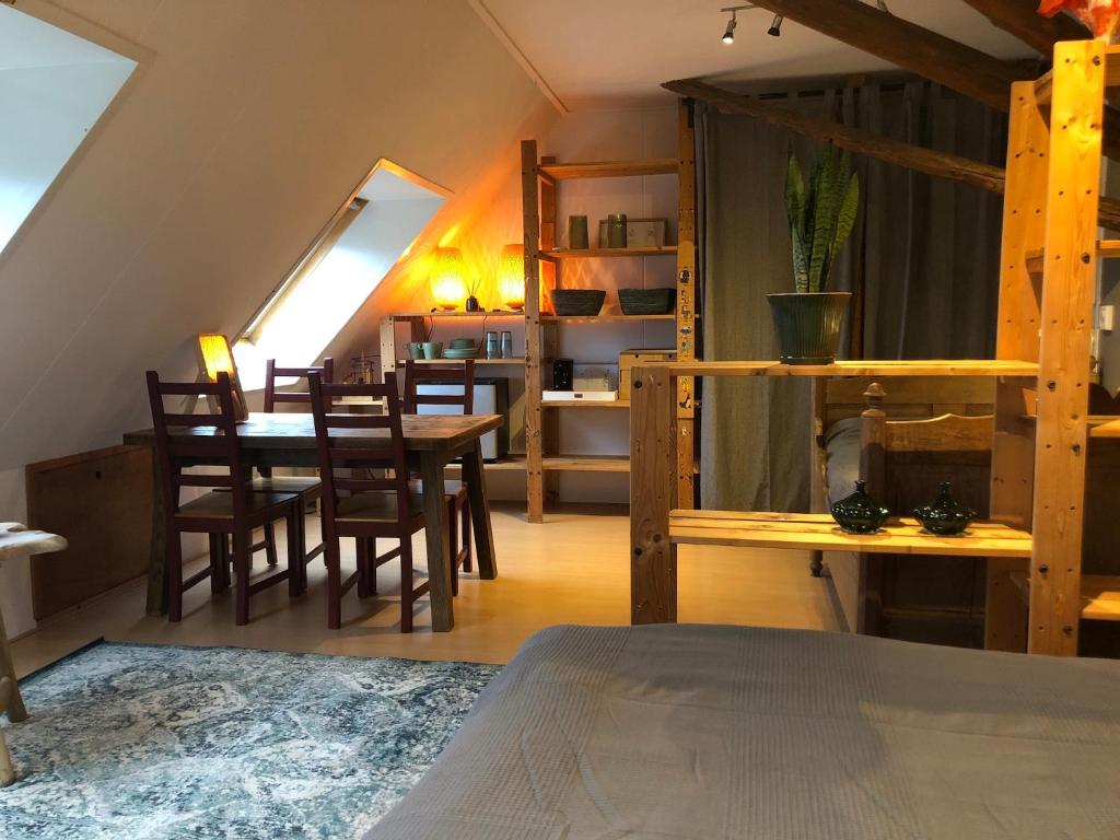 Zimmer mit einem Bett, einem Tisch und Stühlen in der Unterkunft B&B De Pauw - Country Home Cooking in Graft