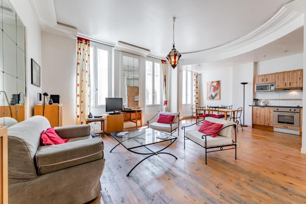 un salon avec deux canapés et une table dans l'établissement Appartement de grand standing, joliment décoré, à Marseille
