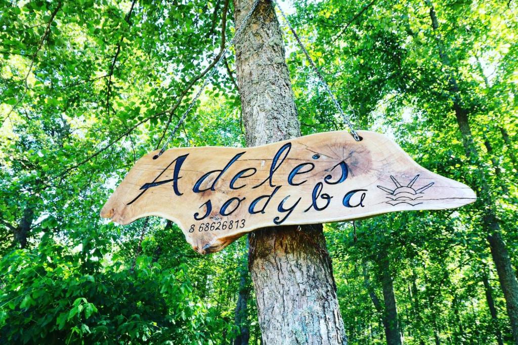 Ein Zeichen, auf dem Adjektiv Joda steht, der an einem Baum hängt. in der Unterkunft Adeles sodyba in Sturmai