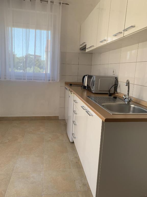 Kuchyň nebo kuchyňský kout v ubytování Apartmani Paula