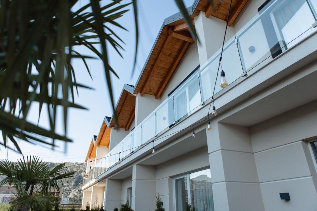Blick auf die Seite eines Gebäudes in der Unterkunft Premium Villas Resort in Shëngjin