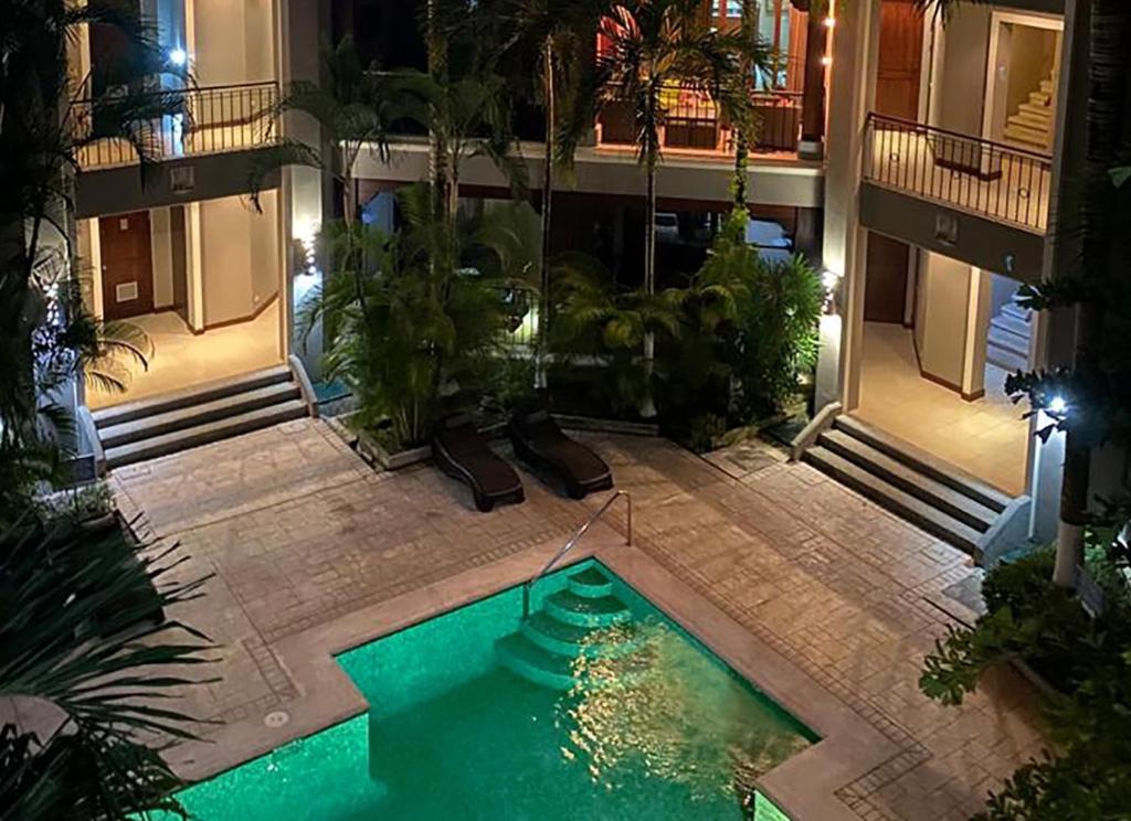 una vista aérea de un edificio con piscina en Macaws Ocean Club Apartamento # 18, en Jacó
