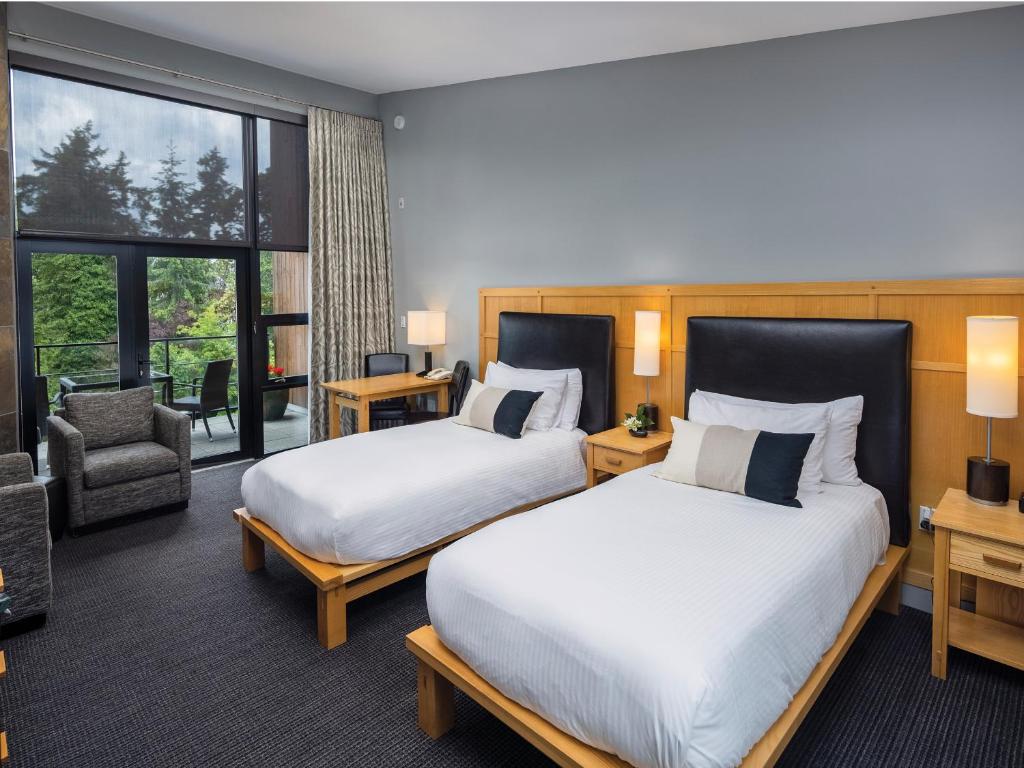 Postel nebo postele na pokoji v ubytování Brentwood Bay Resort & Spa