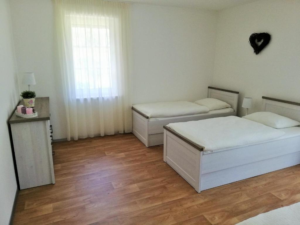 Postel nebo postele na pokoji v ubytování Apartmány Říčky "Sněženka"