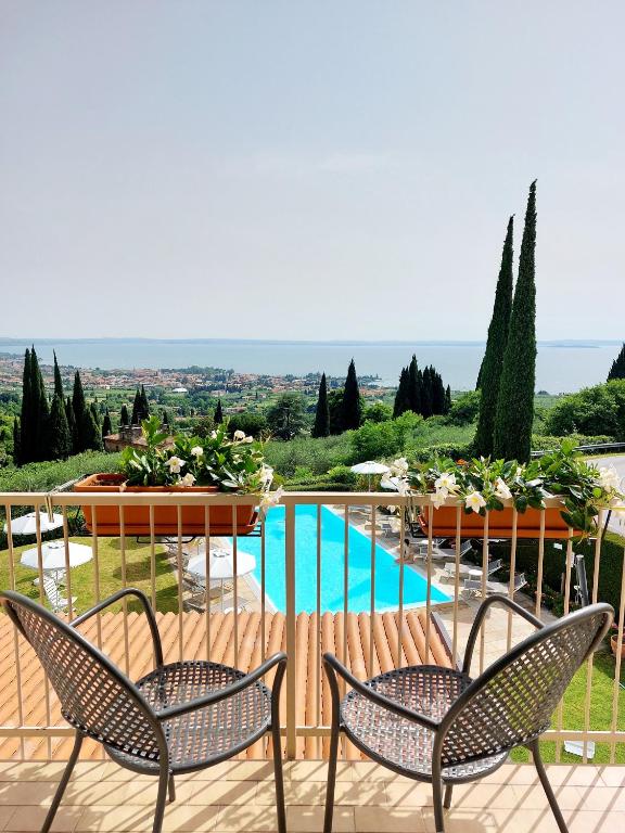 Bazén v ubytování Hotel Valbella nebo v jeho okolí