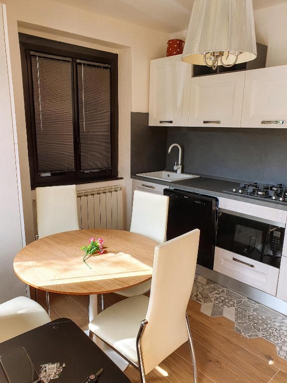 A kitchen or kitchenette at Le palme Antonella