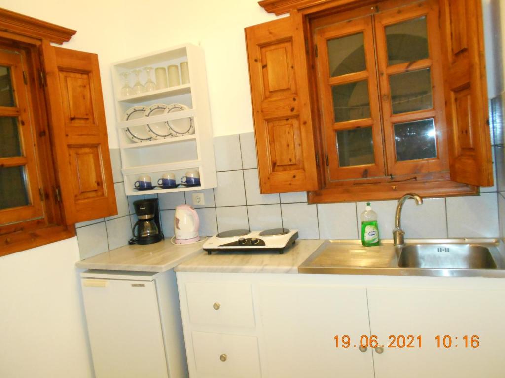 Kuchnia lub aneks kuchenny w obiekcie PATMOS Mathios Studios- apartments