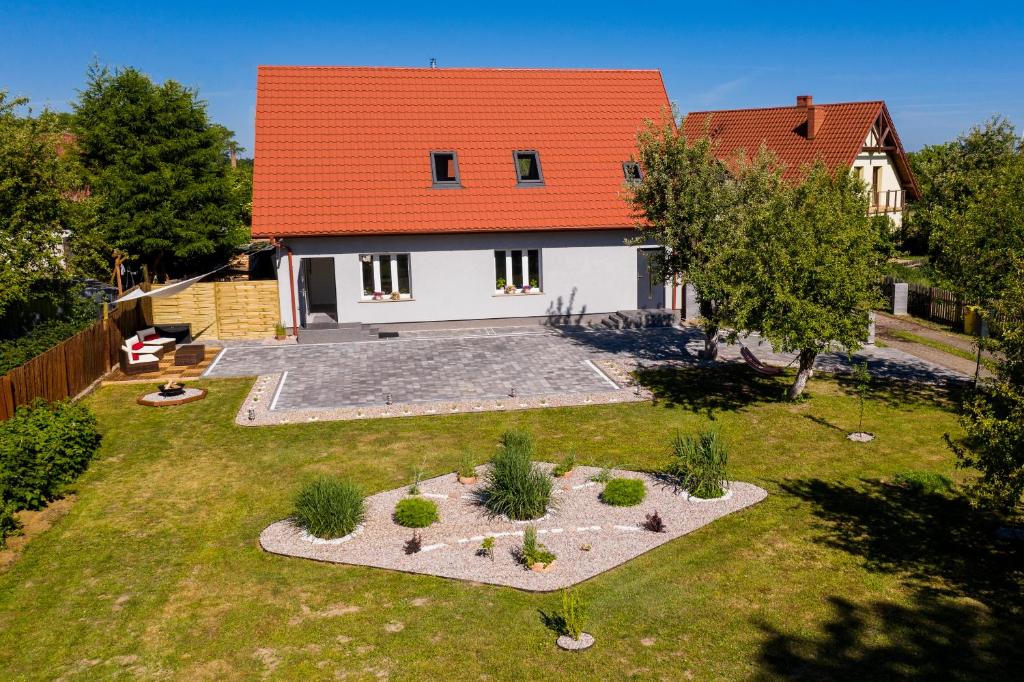 una vista aérea de una casa con techo naranja en Apartament na Cysterskim Szlaku, en Starzyno