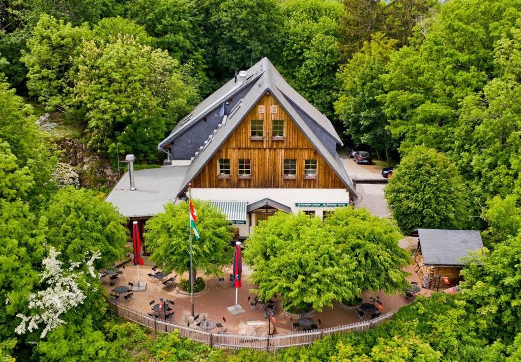eine Aussicht über ein großes Holzhaus im Wald in der Unterkunft Berggasthof Koitsche im Naturpark Zittauer Gebirge in Bertsdorf