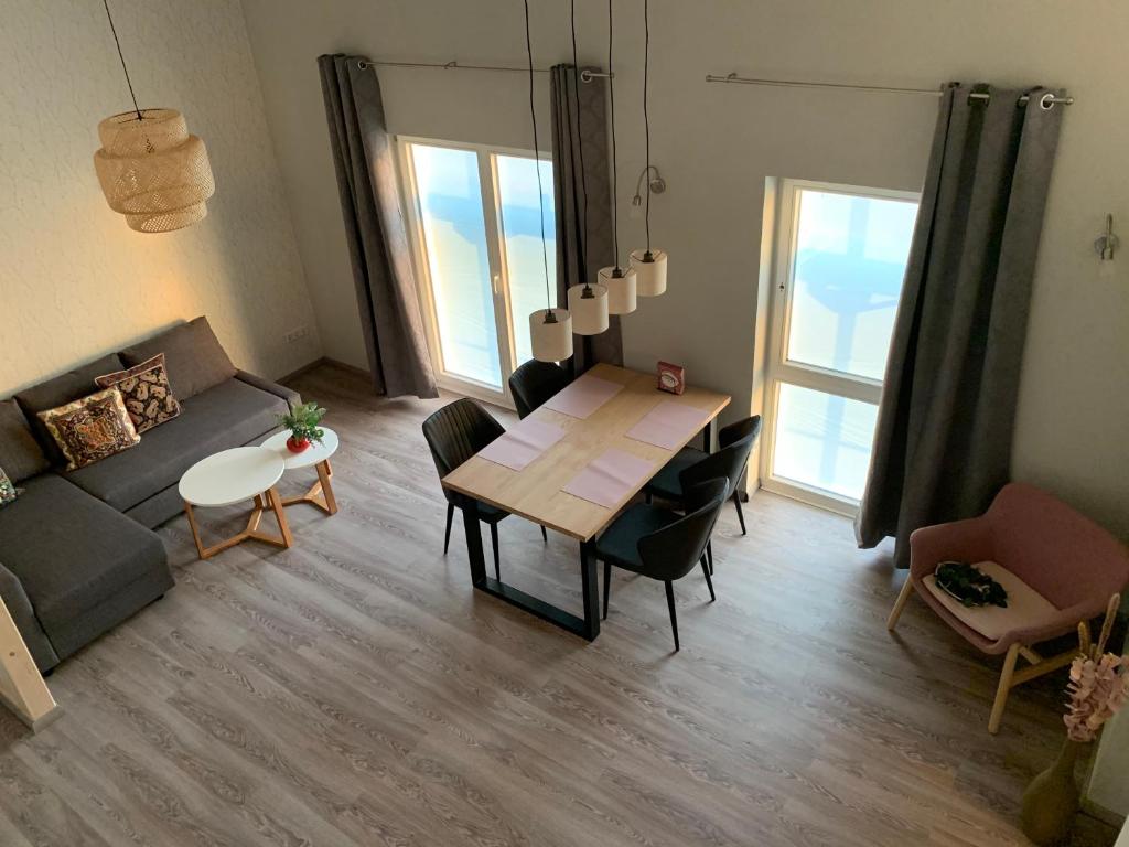 ein Wohnzimmer mit einem Tisch und einem Sofa in der Unterkunft Appartment am Königsberg, Lössau in Schleiz