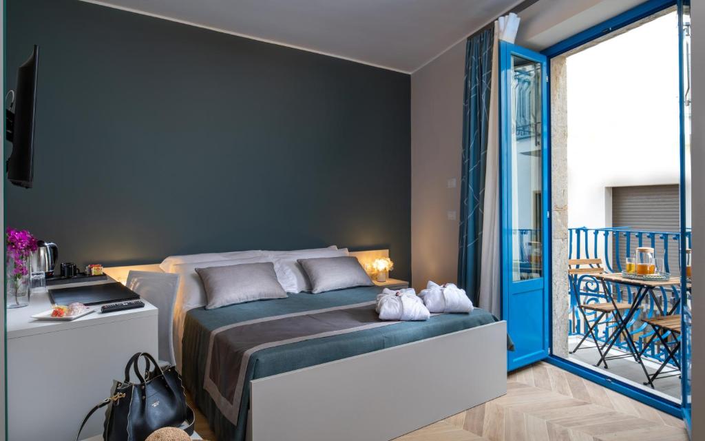 sypialnia z łóżkiem i balkonem w obiekcie Casa Blandano B&B w mieście Castelmola