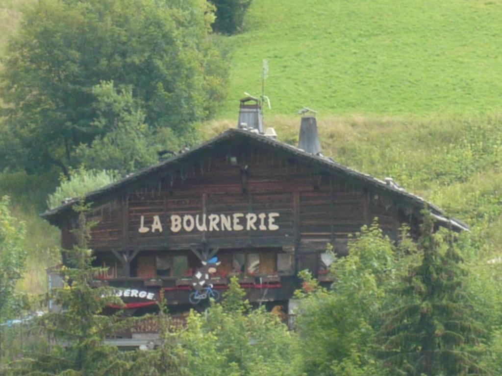 une cabane en rondins avec les mots la limcerie écrite sur elle dans l'établissement La Bournerie, au Grand-Bornand