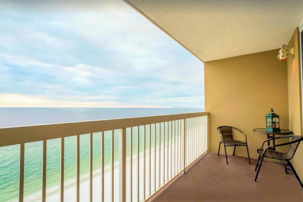 balcón con mesa, sillas y vistas al océano en Beachfront, Oceanview, Pelican Beach Resort, 19th Floor en Destin