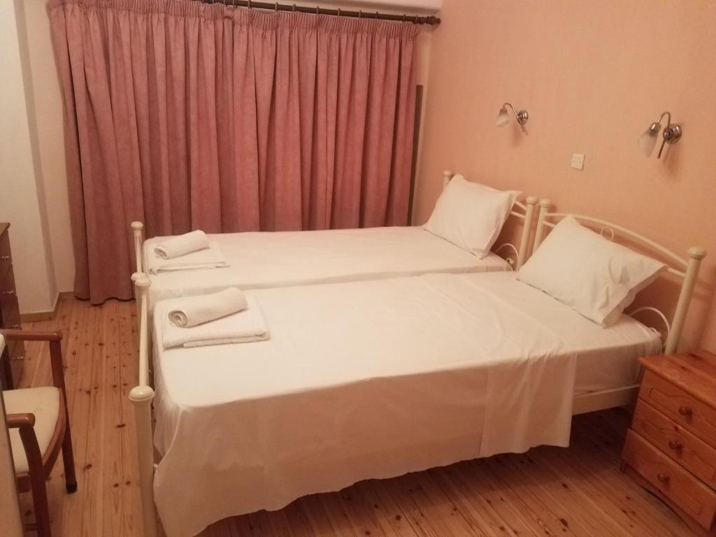 Postel nebo postele na pokoji v ubytování Chrisi Akti