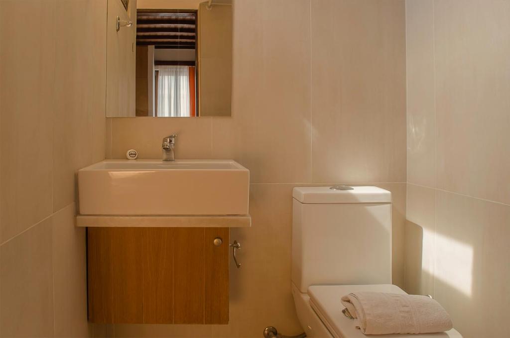 A bathroom at Kalypso Studios & Rooms